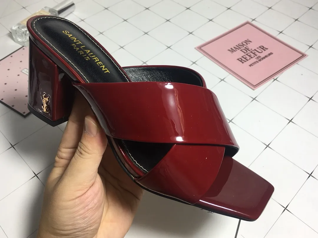 👟👟Ex-factory price 340👟👟 Genuine leather base +40 7CM heel cow patent leather series. 2018 Saint Laurent YSL’s strongest new cross-strap slippers are available in two heel heights. They are 7CM and 9CM respectively. The fabric is made of cowhide. The lining is made of first-layer sheepskin. Size: 34-41 (size 42 can be customized). It is very stable when walking and does not lose its heel.